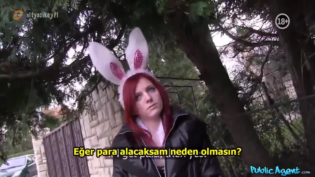 Sokakta tavşan kulaklığıyla gezen kızıl hatunu para karşılıgı sikiyor – türkçe altyazılı porno