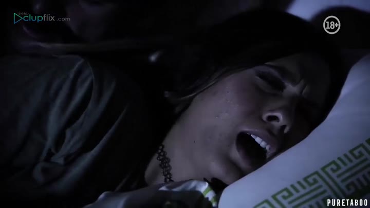Dağ evinde üvey kızını yatağında inletip sikiyor – Türkçe altyazılı porno